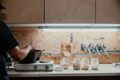 Équipement moderne de l'atelier Gerondal - Technologies de pointe pour skis artisanaux