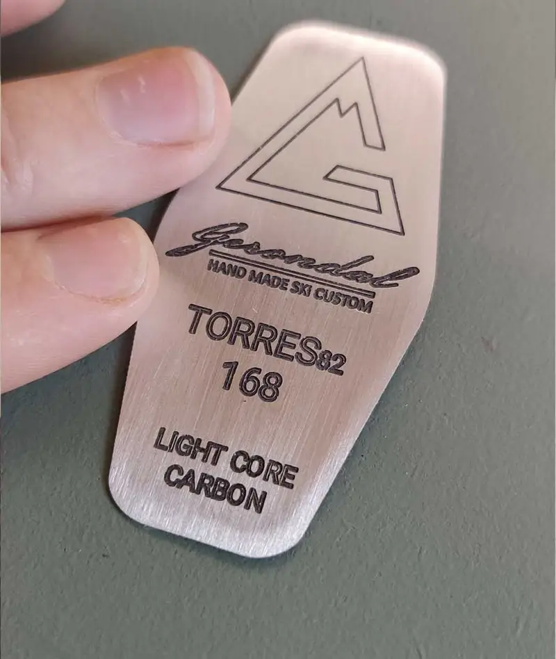 Gravure laser sur skis Gerondal - Personnalisation haut de gamme